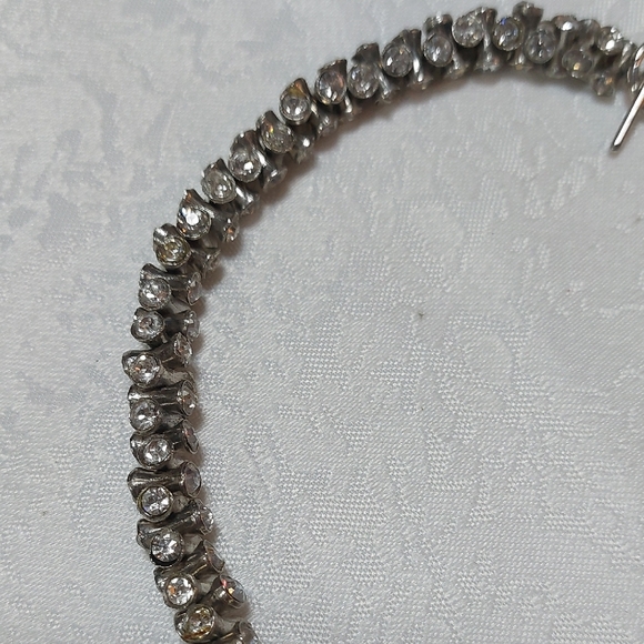 Elegant Silver Color Necklace - Picture 2 of 3